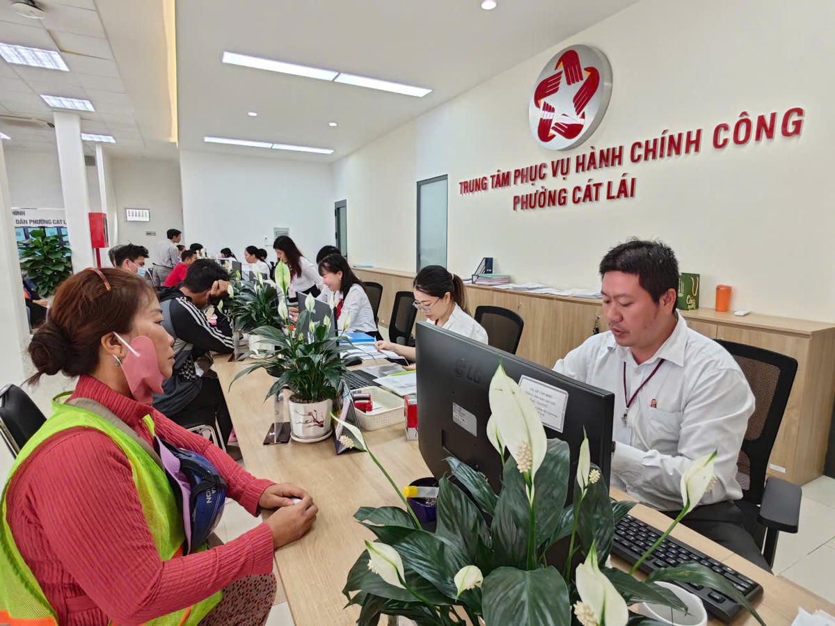 Người dân thực hiện thủ tục hành chính tại Trung tâm phục vụ hành chính công phường Cát Lái (TPHCM). Ảnh: T.Luân.