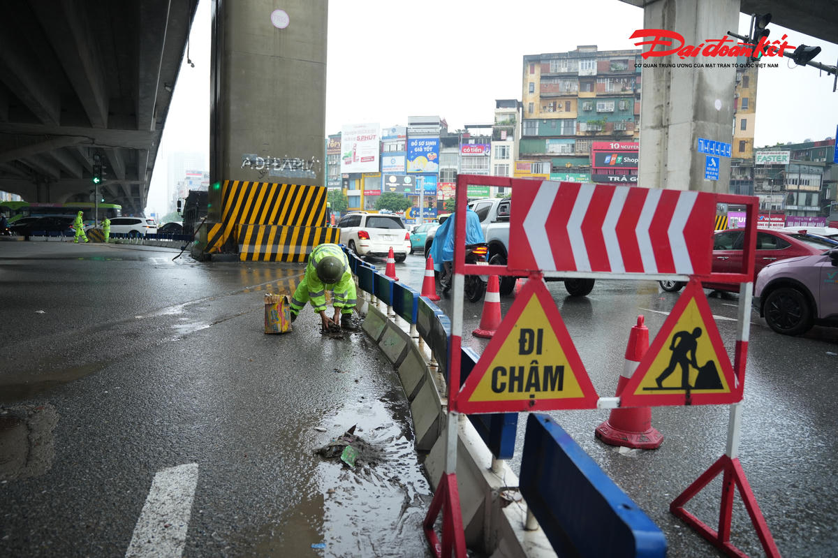 Cùng với công tác vệ sinh, các đơn vị tiến hành rà soát hệ thống hạ tầng để sửa chữa kịp thời những vị trí mặt đường hư hỏng; kiểm tra, bổ sung và điều chỉnh biển báo, vạch sơn cùng các thiết bị cảnh báo tại những khu vực cần thiết.