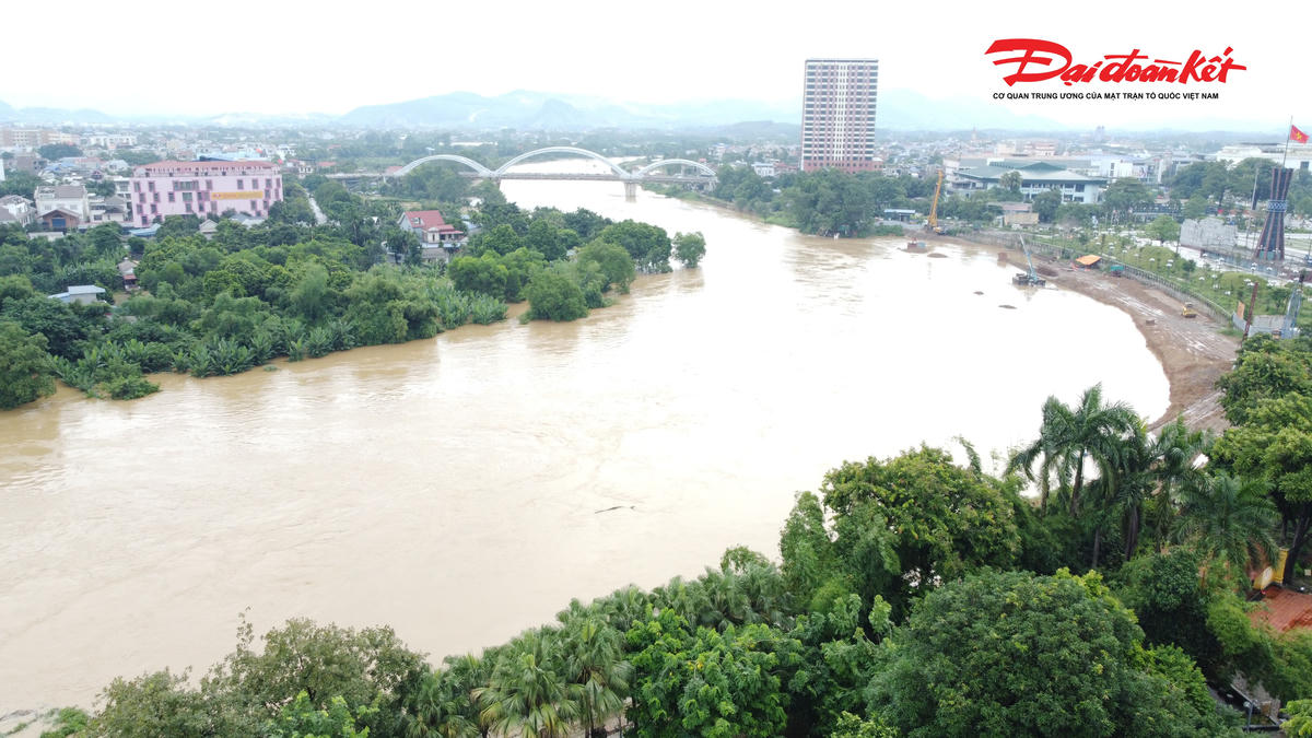 Sông Cầu đoạn chạy qua 2 phường trung tâm của tỉnh Thái Nguyên là Phan Đình Phùng và Linh Sơn vào lúc 9h, ngày 24/8.