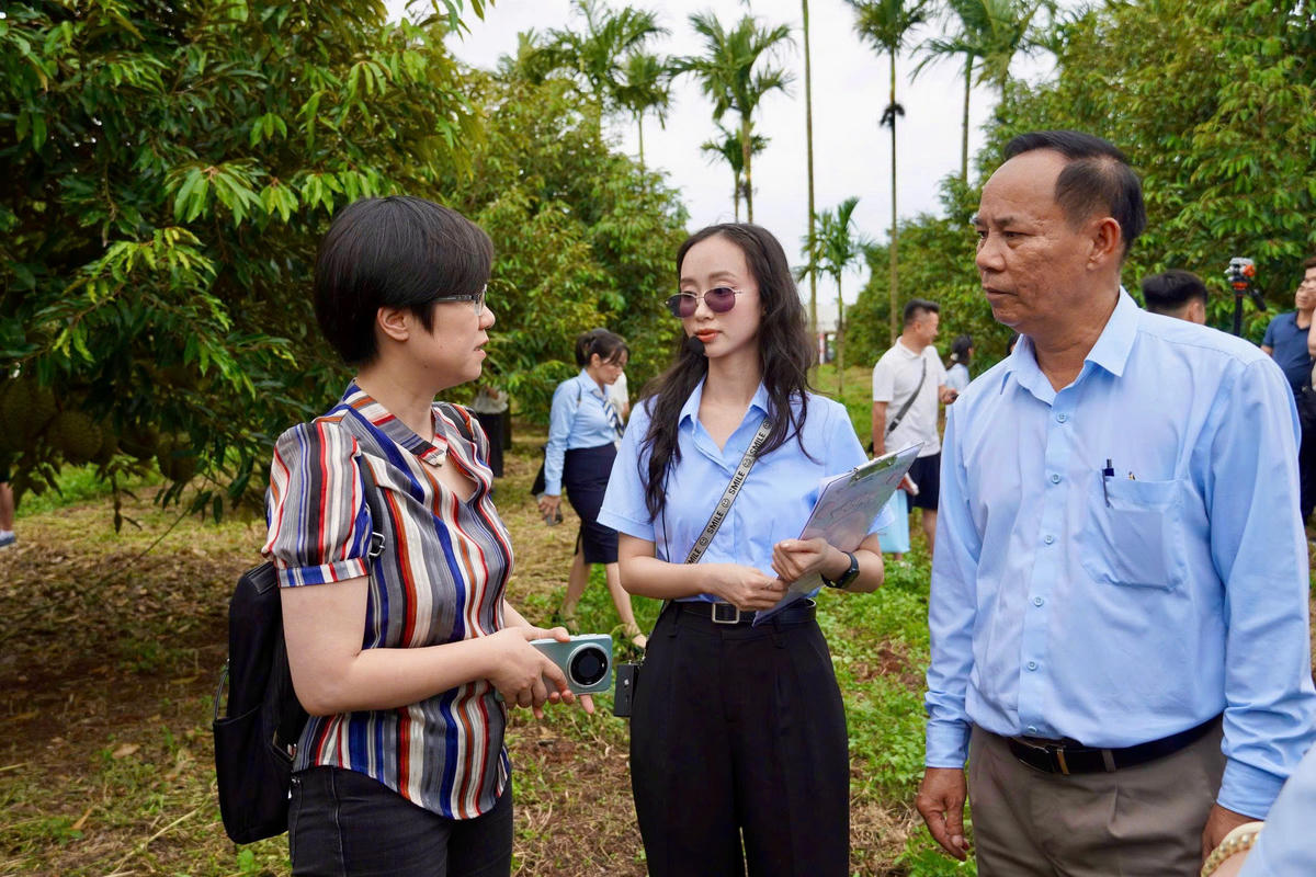 Đại diện Dakruco trao đổi, giới thiệu về mô hình vườn trồng sầu riêng đạt chuẩn với đoàn khách hàng Trung Quốc trong khuôn khổ chương trình tham quan