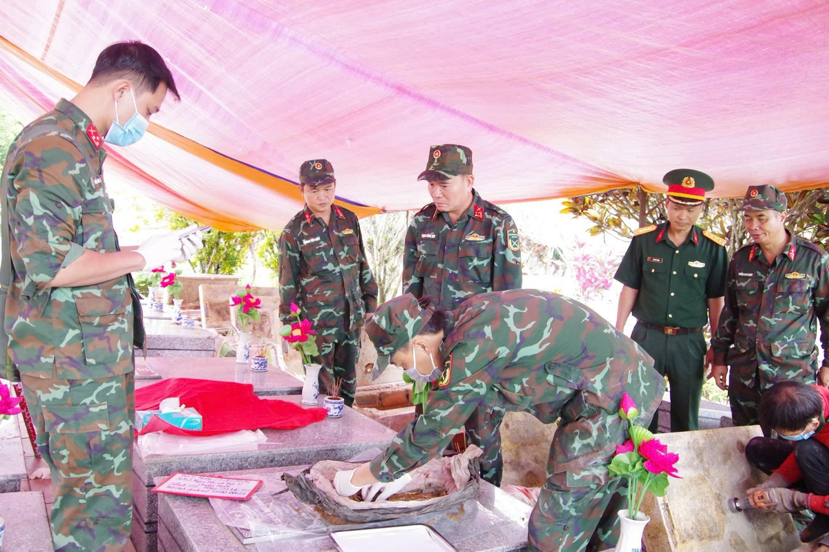 Lực lượng chức năng tỉnh Quảng Ngãi khai quật mộ liệt sĩ để lấy mẫu sinh phẩm giám định ADN. Ảnh: BT.