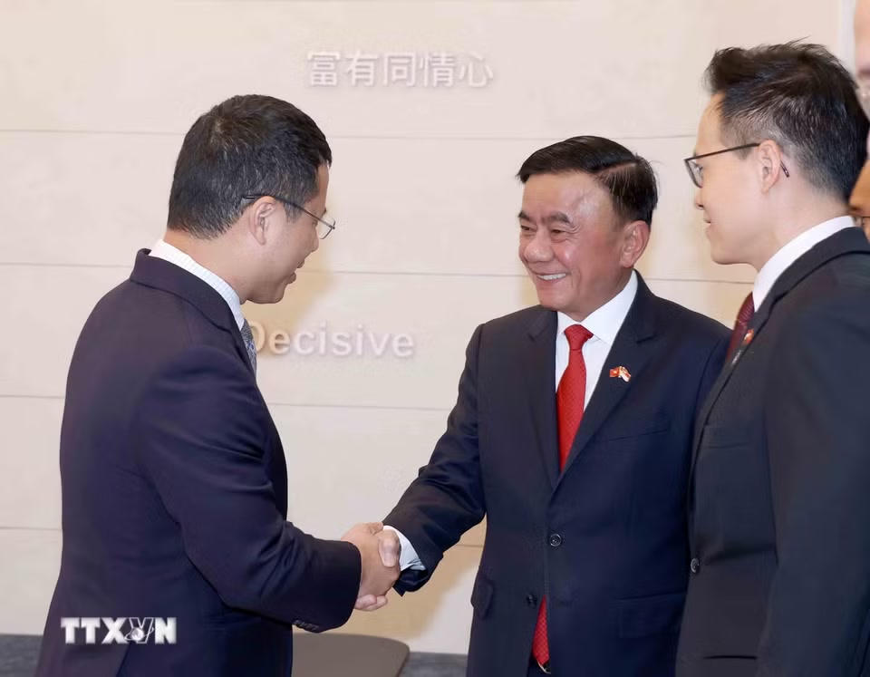 Thường trực Ban Bí thư Trần Cẩm Tú hội kiến Chủ tịch Đảng Hành động Nhân dân Singapore, Bộ trưởng Bộ Giáo dục Desmond Lee. (Ảnh: Phương Hoa/TTXVN)