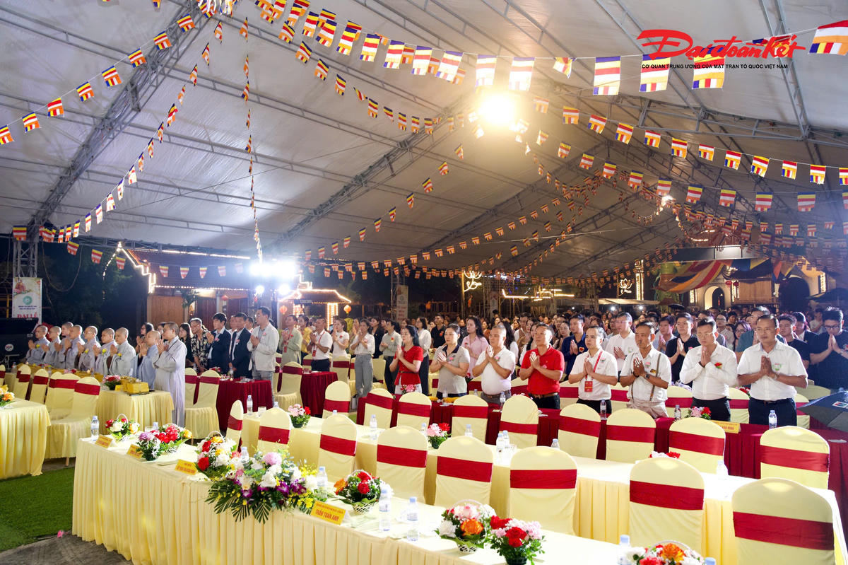 Tối 23/8, dù thời tiết không thuận lợi với những cơn mưa lớn, đông đảo phật tử và người dân từ Phú Thọ, Hà Nội cùng một số tỉnh, thành lân cận vẫn đội mưa về chùa Kim Sơn Lạc Hồng, phường Kỳ Sơn, tỉnh Phú Thọ tham dự Đại lễ Vu Lan báo hiếu năm 2026.