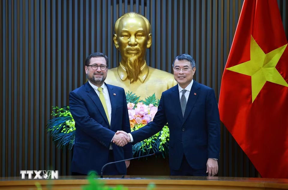 Thủ tướng Lê Minh Hưng tiếp Bộ trưởng Ngoại giao Cộng hòa Chile Francisco Pérez Mackenna. (Ảnh: Dương Giang/TTXVN)