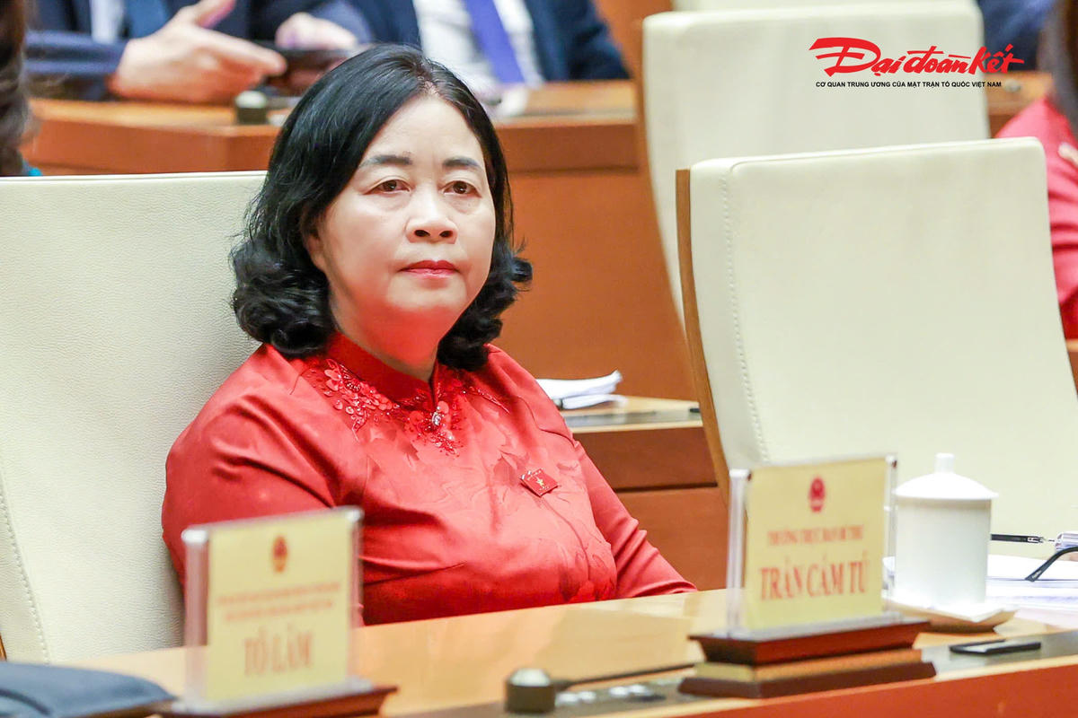 Ủy viên Bộ Chính trị, Bí thư Trung ương Đảng, Chủ tịch UBTƯ MTTQ Việt Nam Bùi Thị Minh Hoài dự phiên họp. 