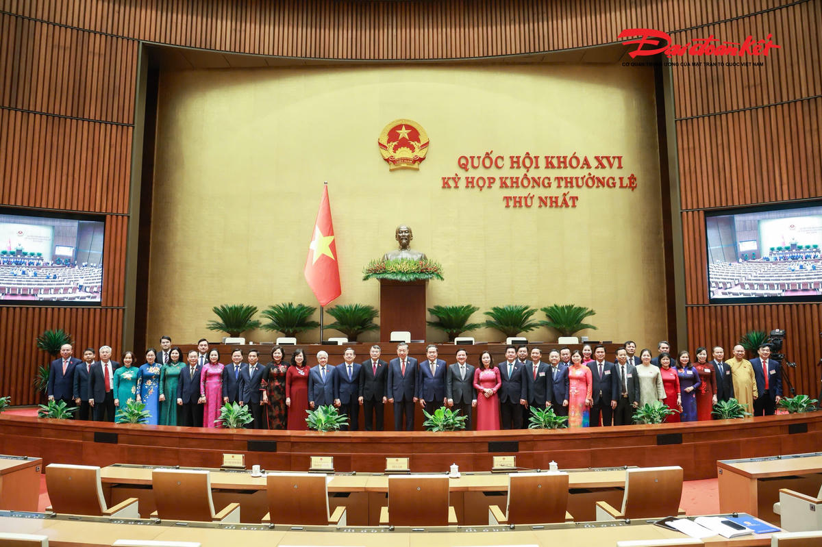 Tổng Bí thư, Chủ tịch nước Tô Lâm, Thủ tướng Chính phủ Lê Minh Hưng, Chủ tịch Quốc hội Trần Thanh Mẫn chụp ảnh cùng lãnh đạo và đoàn Đại biểu Quốc hội tỉnh Bắc Ninh.