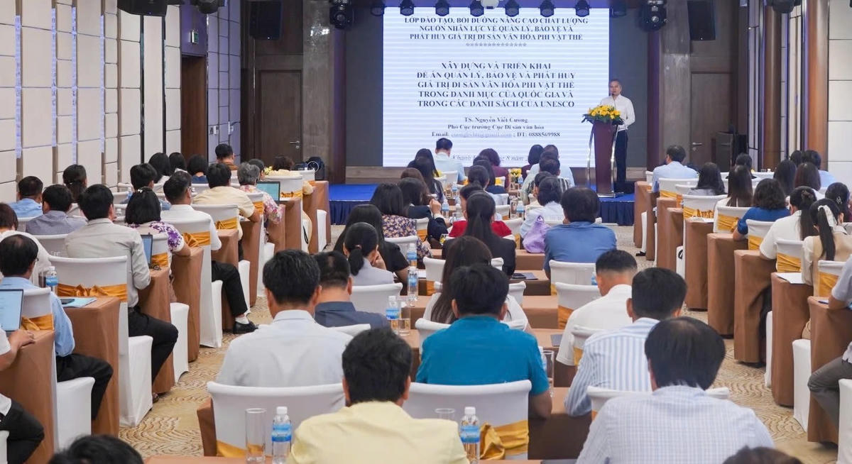 Quang cảnh khai mạc lớp đào tạo, bảo vệ di sản văn hóa phi vật thể.