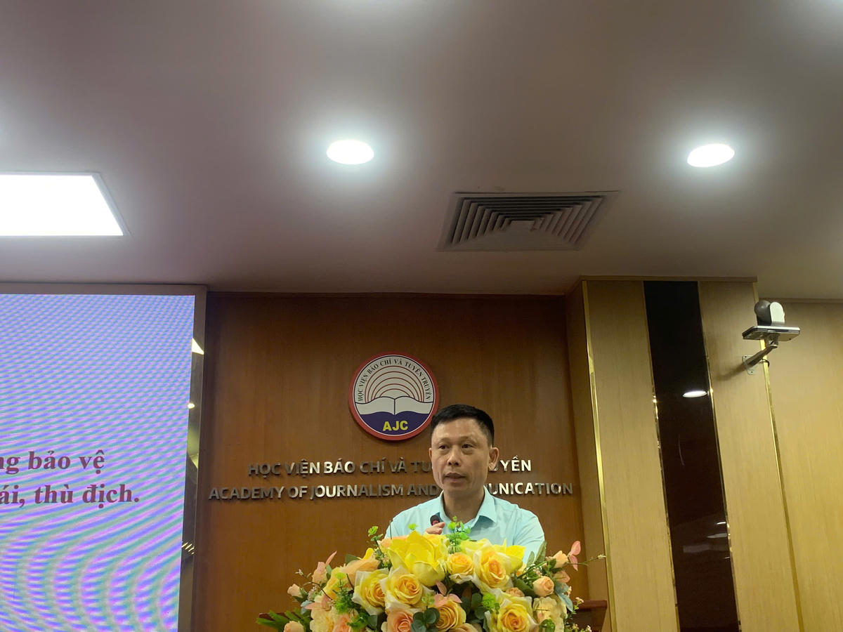 PGS.TS Nguyễn Thành Lợi, Phó Giám đốc cơ quan báo và phát thanh, truyền hình Hà Nội phát biểu tham luận tại hội thảo.