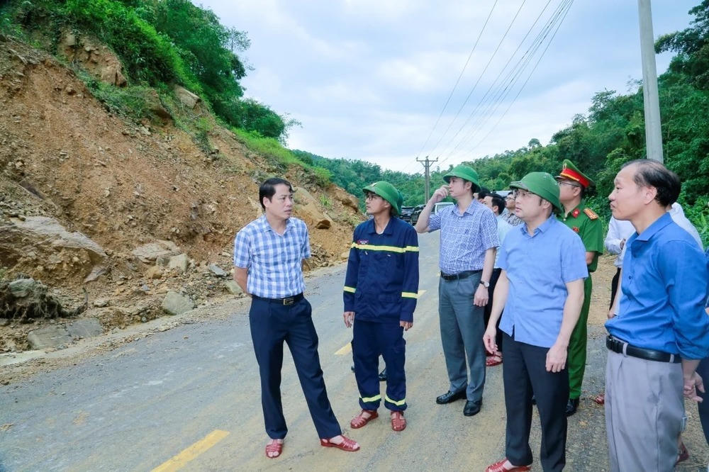 Phó Chủ tịch UBND tỉnh Cao Văn Cường kiểm tra khu vực sạt lở tại thôn Chiềng Thành Công, xã Cẩm Thạch. Ảnh: Lê Hợi.