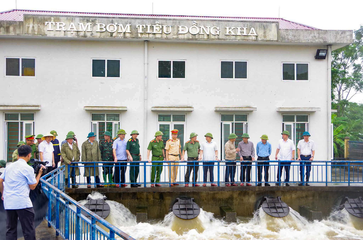 Ông Lê Đức Thái kiểm tra việc vận hành tiêu úng tại trạm bơm tiêu Đồng Kha, xã Triệu Sơn. Ảnh: Lính xứ Thanh.