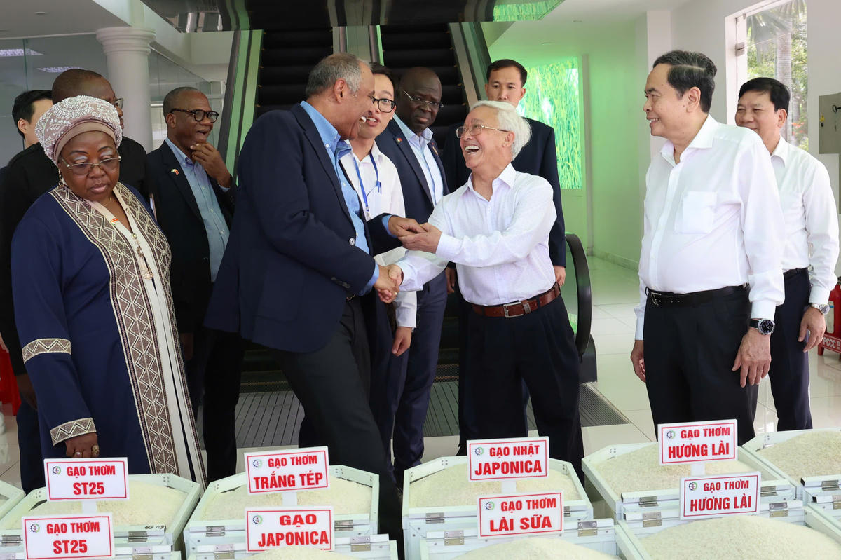 Chủ tịch Quốc hội Trần Thanh Mẫn và Chủ tịch Quốc hội Bờ Biển Ngà Patrick Achi đến thăm, làm việc tại Công ty Trung An. Ảnh TP
