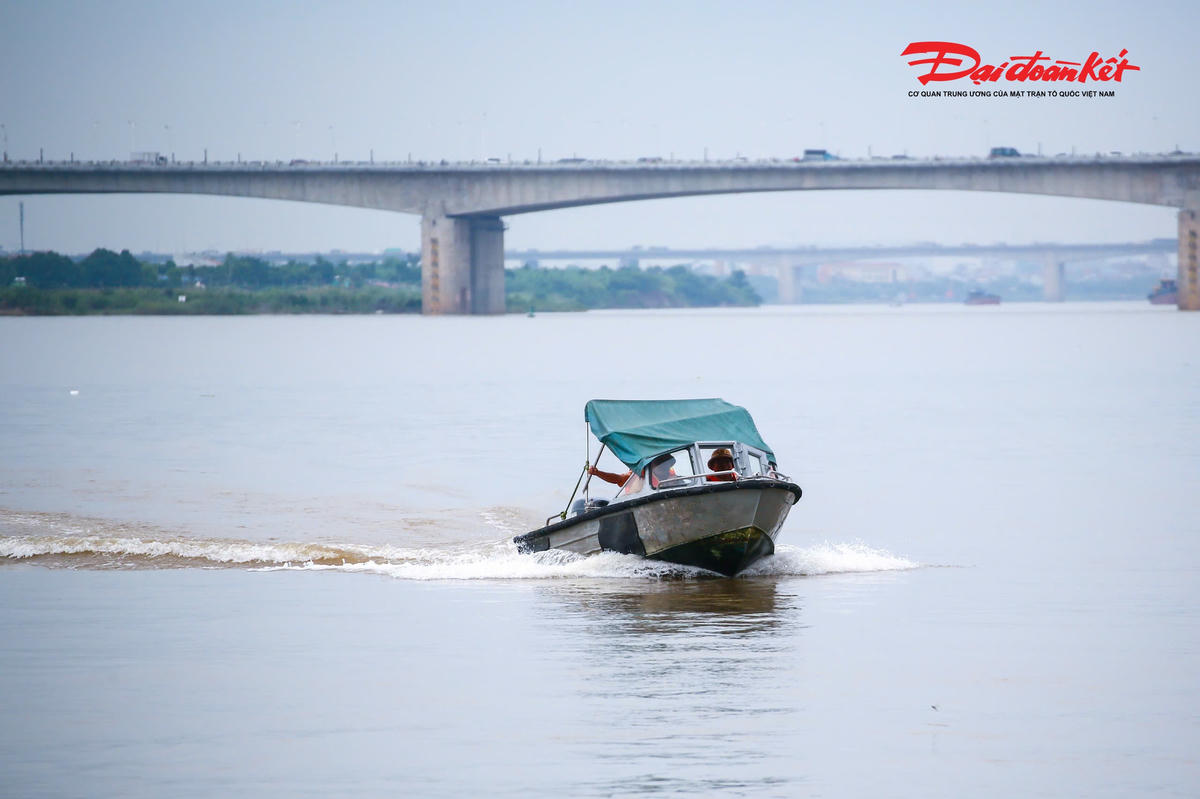 Thực hiện chỉ đạo của Công an TP Hà Nội và Phòng Cảnh sát giao thông về chủ động ứng phó với mưa lớn, lũ, sạt lở đất và các tình huống thiên tai, Đội Cảnh sát đường thủy số 2 xác định phương châm “chủ động từ sớm, ứng phó từ xa, không để bị động, bất ngờ”.
