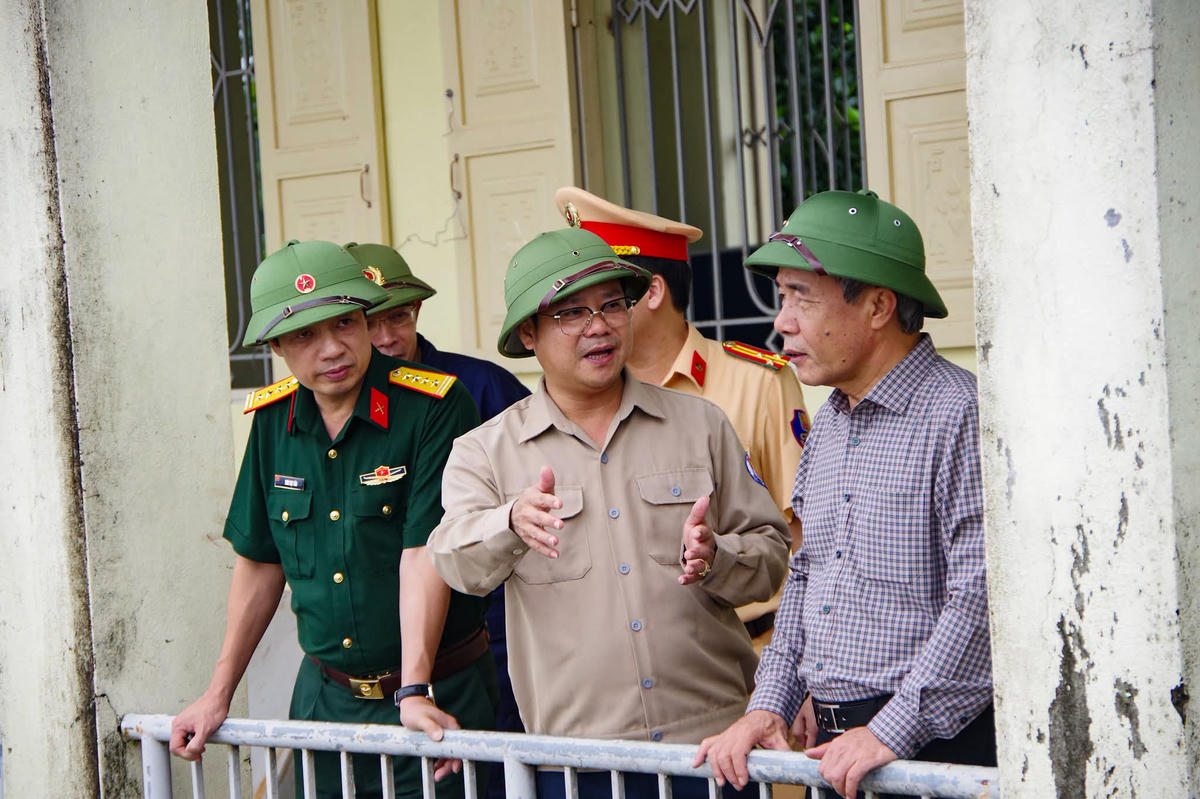 Bí thư Tỉnh ủy Thanh Hóa Lê Đức Thái nghe báo cáo tình hình vận hành trạm bơm tiêu Thái Ninh, xã Thiệu Toán. Ảnh: Lính xứ Thanh