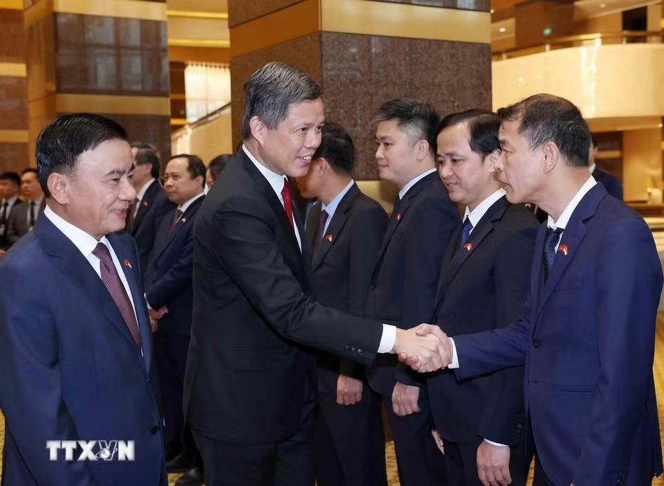 Thường trực Ban Bí thư Trần Cẩm Tú giới thiệu thành viên đoàn cấp cao Việt Nam với Phó Tổng Thư ký Đảng Hành động Nhân dân Singapore, Bộ trưởng Bộ Quốc phòng kiêm Bộ trưởng Điều phối dịch vụ công Chan Chun Sing. (Ảnh: Phương Hoa/TTXVN)