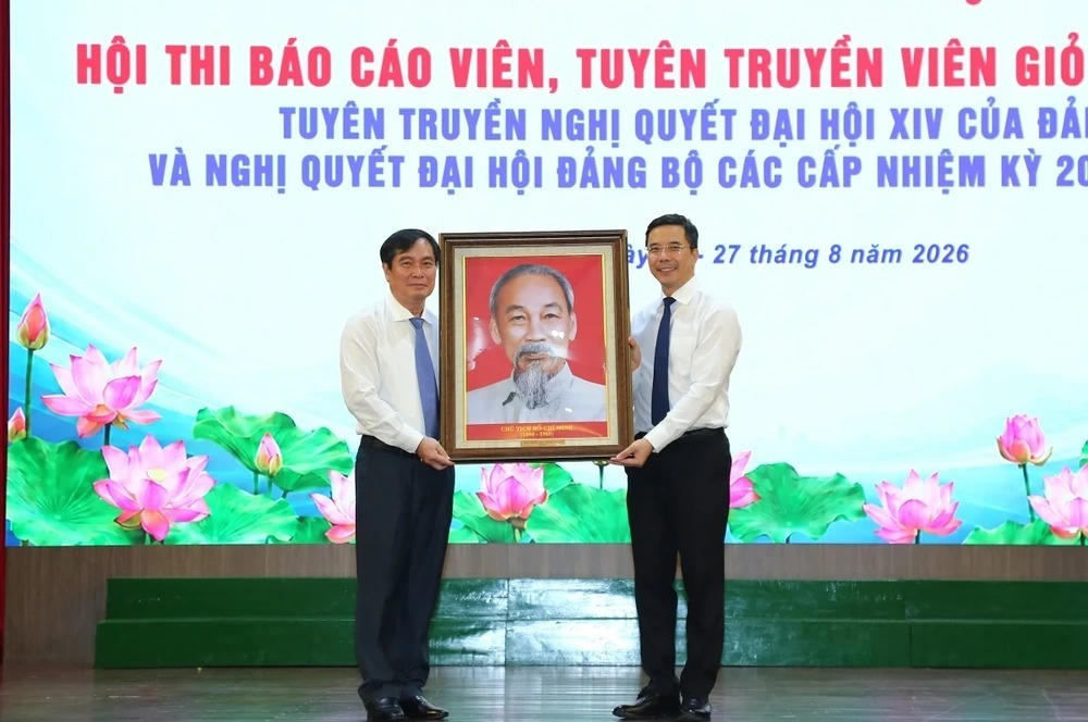Ông Phan Xuân Thủy tặng bức tranh Bác Hồ cho tỉnh Thanh Hóa. Ảnh: Quốc Hương