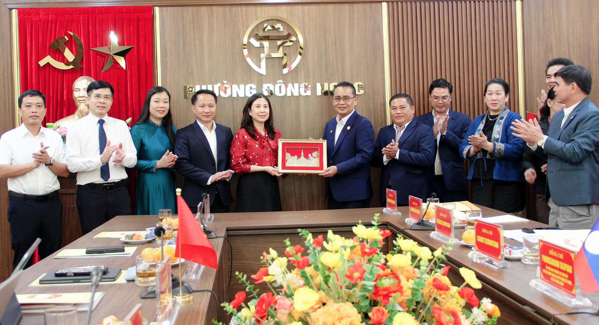 Đoàn đại biểu Ủy ban Mặt trận Lào xây dựng đất nước Thủ đô Viêng Chăn và phường Đông Ngạc trao tặng quà lưu niệm. Ảnh: PV