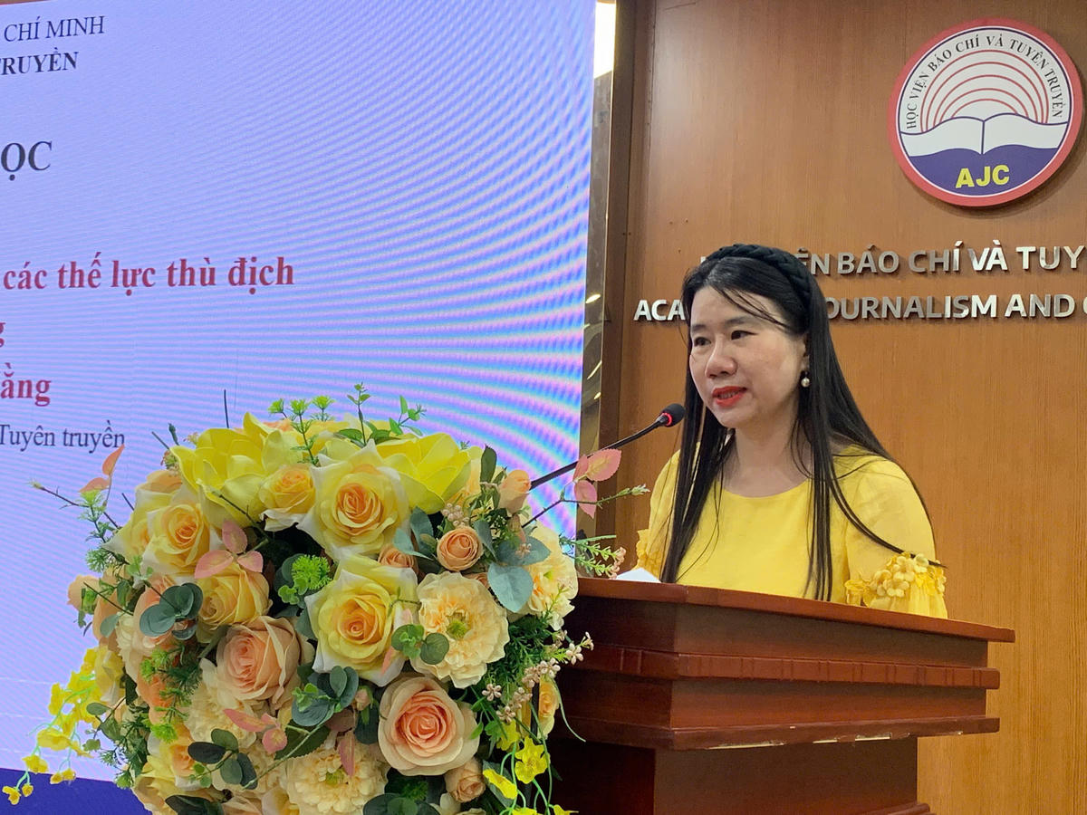 PGS.TS Đinh Thị Thu Hằng, Viện trưởng Viện Báo chí - Truyền thông, Học viện Báo chí và Tuyên truyền phát biểu tham luận tại hội thảo.