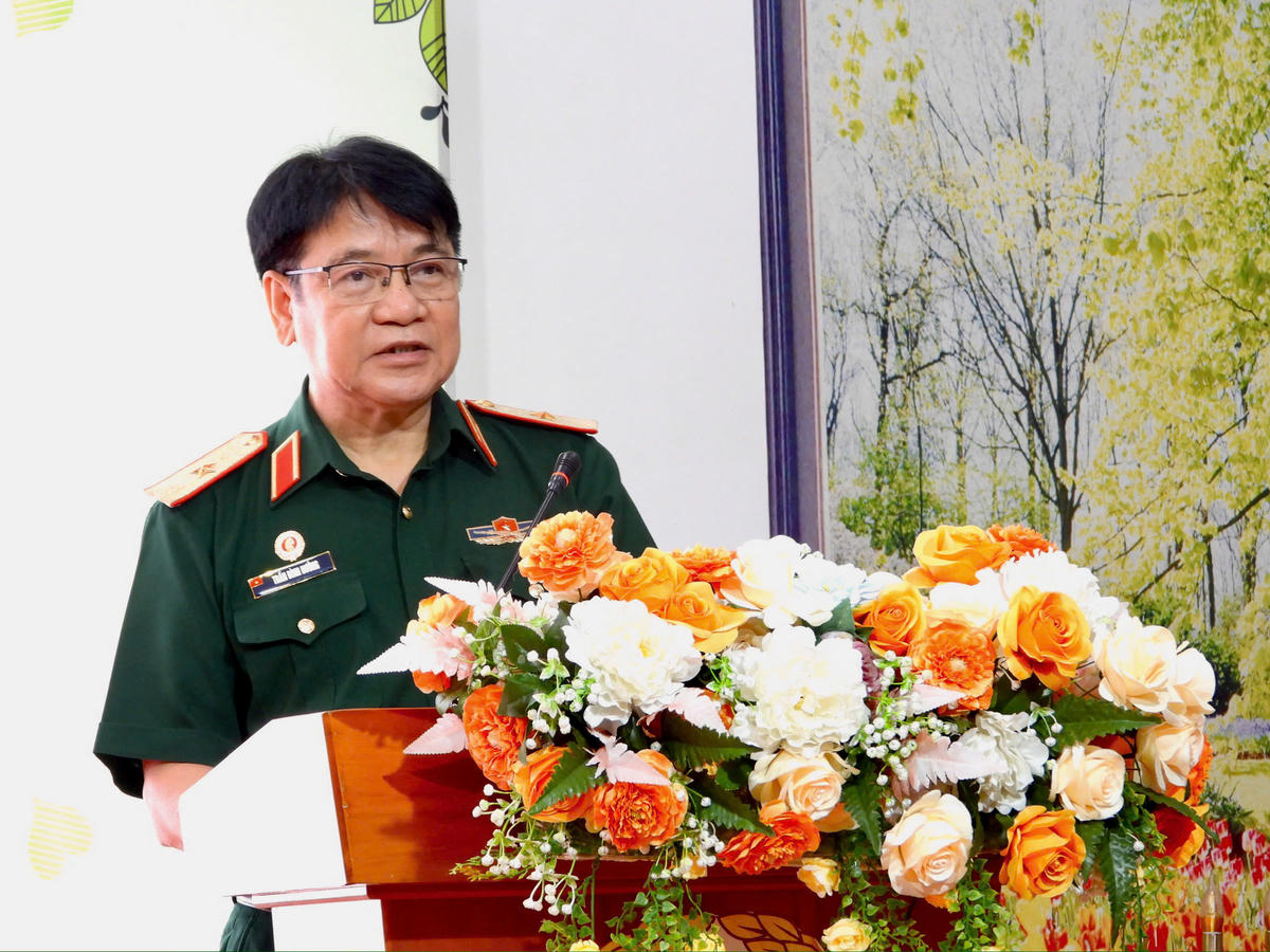 Thiếu tướng Trần Đình Hướng, Ủy viên BCH Hội CCB Việt Nam phát biểu. Ảnh: Thanh Nga.