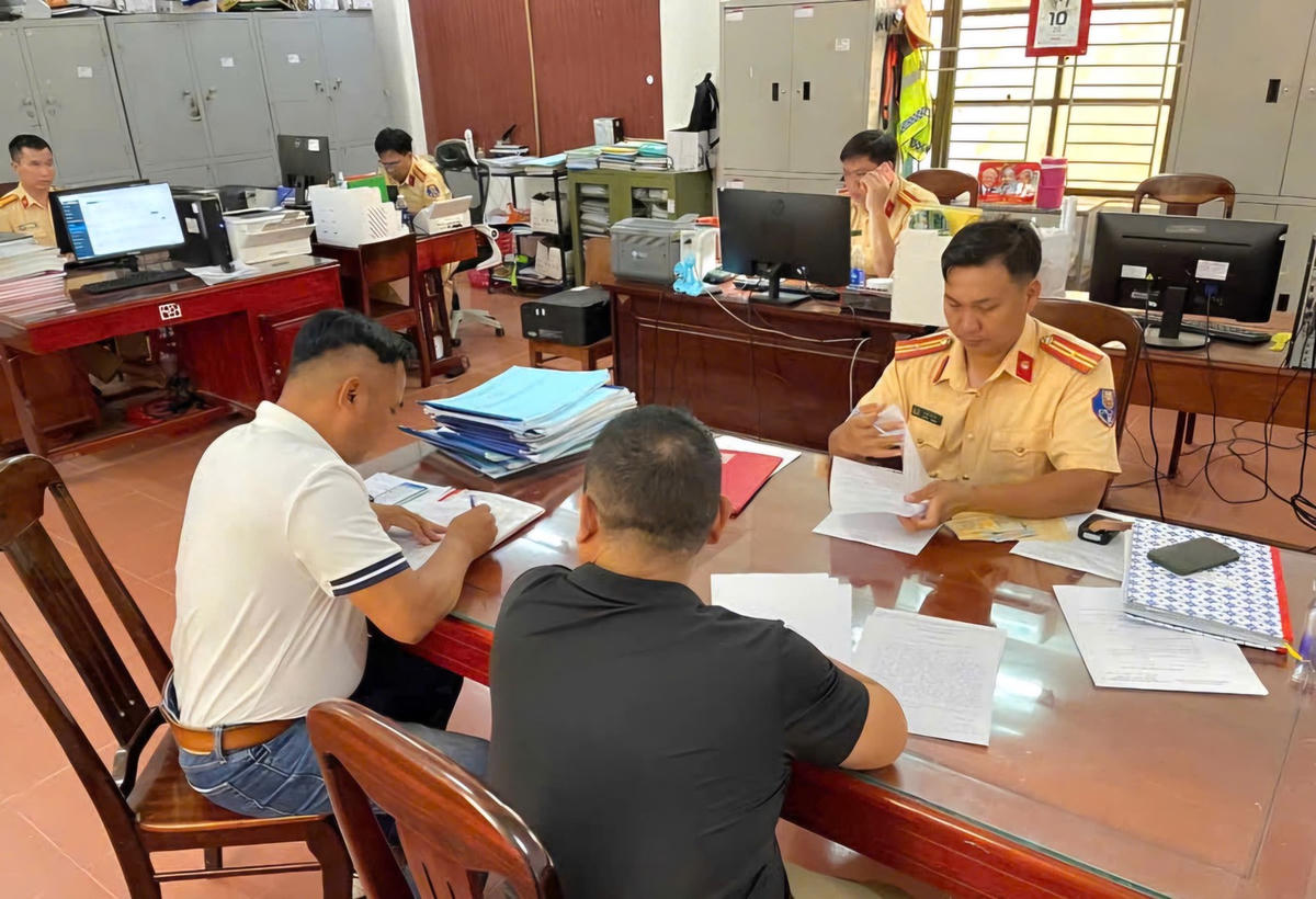 Ông Nguyễn Trung Đ (áo đen, bên phải) đã thừa nhận hành vi vi phạm và cam kết khắc phục hậu quả, không tái phạm tại cơ quan công an.