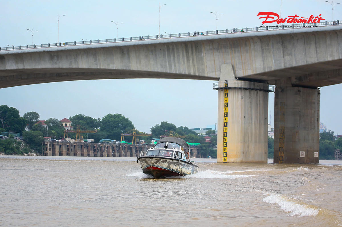 “Qua những phần việc cụ thể trong công tác chuyên môn và công tác dân vận, đơn vị từng bước cụ thể hóa phong trào thi đua ‘3 nhất: Kỷ luật nhất - Trung thành nhất - Gần dân nhất’, gắn yêu cầu thực hiện nhiệm vụ với việc bảo đảm an toàn giao thông đường thủy, chủ động phòng ngừa thiên tai và bảo vệ tính mạng, tài sản của Nhân dân”, đại diện Đội Cảnh sát đường thủy số 2 chia sẻ.
