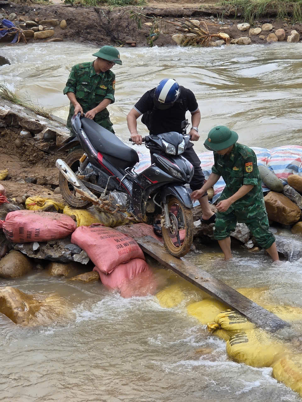 Bộ đội Biên phòng Lạng Sơn sát cánh cùng người dân vùng lũ