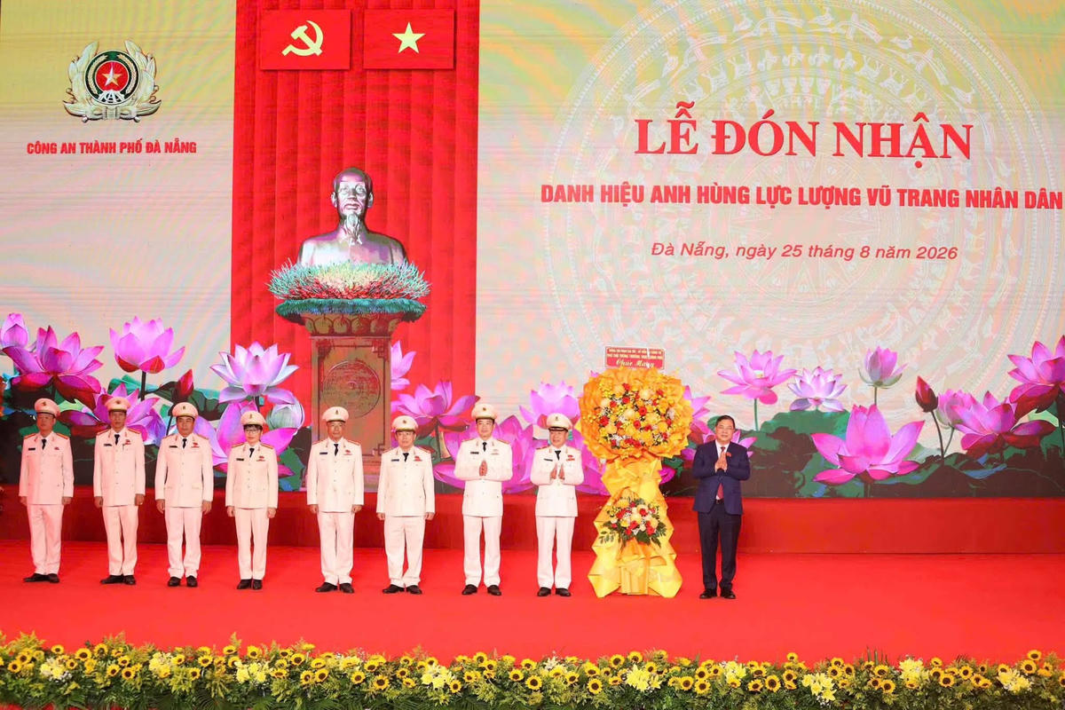 Phó Thủ tướng Thường trực Chính phủ Phạm Gia Túc tặng lẵng hoa chúc mừng Công an TP Đà Nẵng. Ảnh: CĐ.