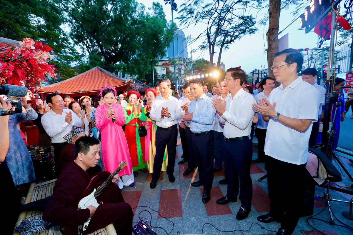 Lãnh đạo TP Hải Phòng hoà vào điệu hát tại dải vườn hoa Trung tâm thành phố trong dịp Lễ hội Hoa Phượng Đỏ - Hải Phòng 2026. Ảnh minh hoạ. Ảnh: CTV. 