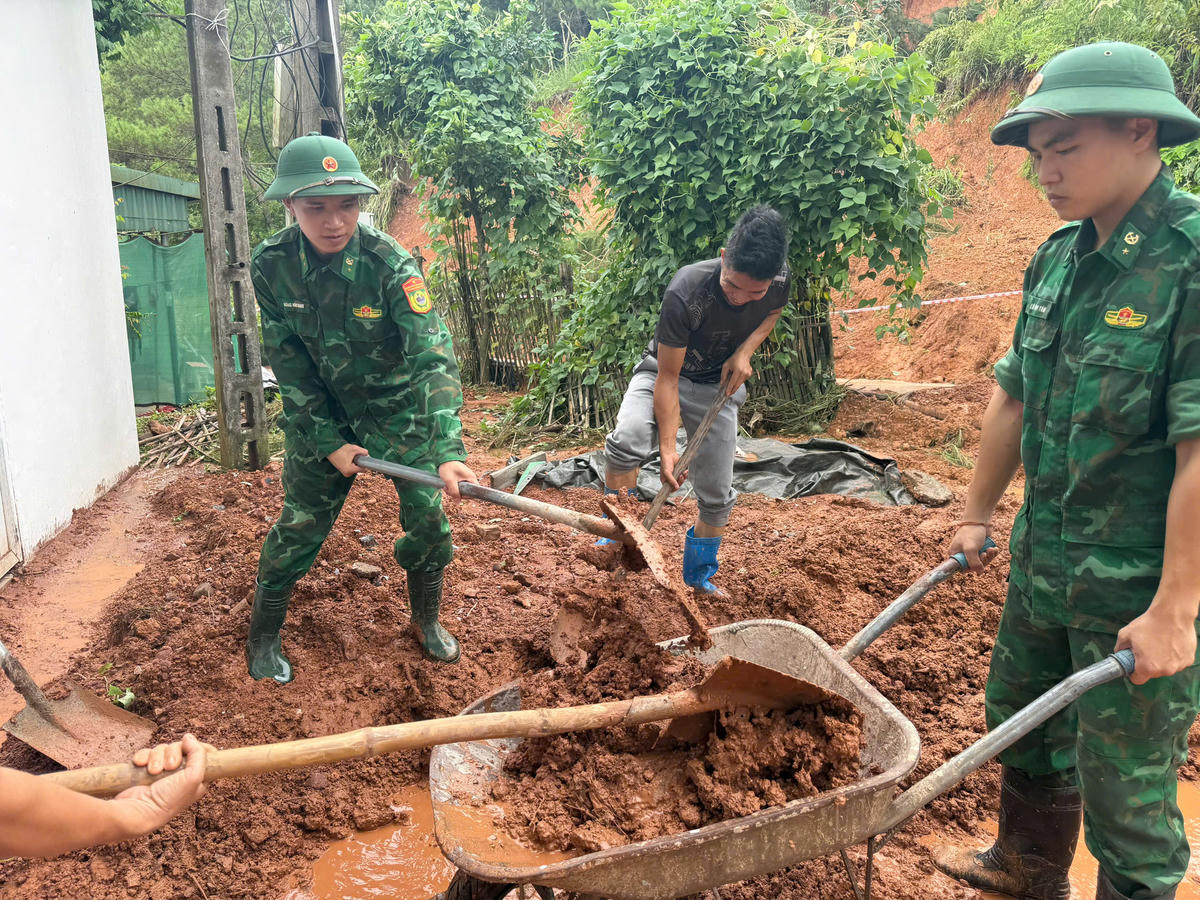 Bộ đội Biên phòng Lạng Sơn sát cánh cùng người dân vùng lũ