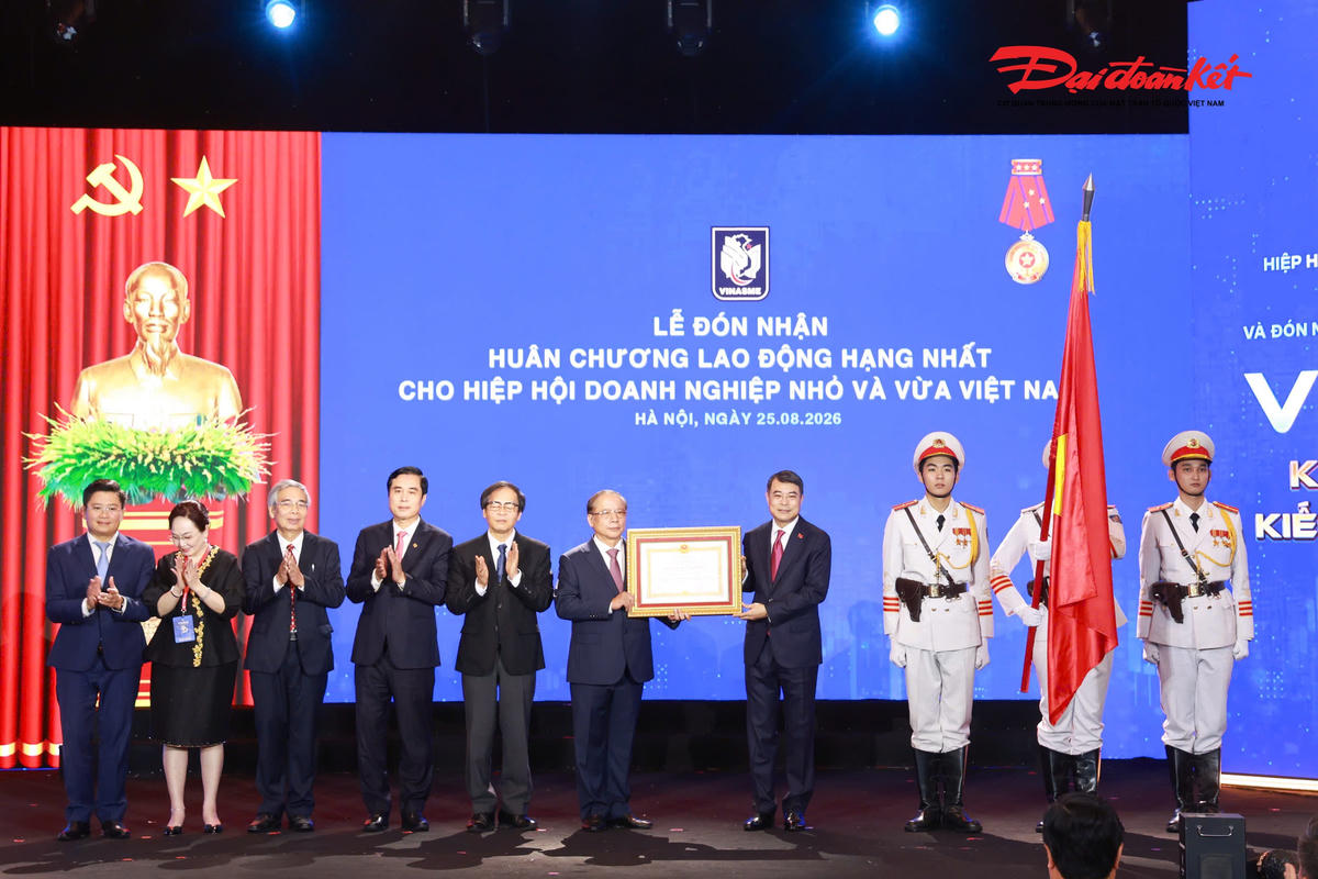 Thủ tướng Chính phủ Lê Minh Hưng trao Huân chương Lao động hạng Nhất cho Hiệp hội Doanh nghiệp nhỏ và vừa Việt Nam. (Ảnh: Quang Vinh) 