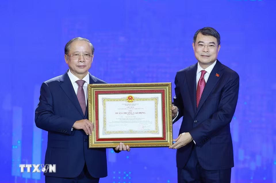 Thủ tướng Lê Minh Hưng trao Huân chương Lao động hạng Ba cho ông Nguyễn Văn Thân, Chủ tịch Hiệp hội Doanh nghiệp nhỏ và vừa Việt Nam. (Ảnh: Dương Giang/TTXVN)