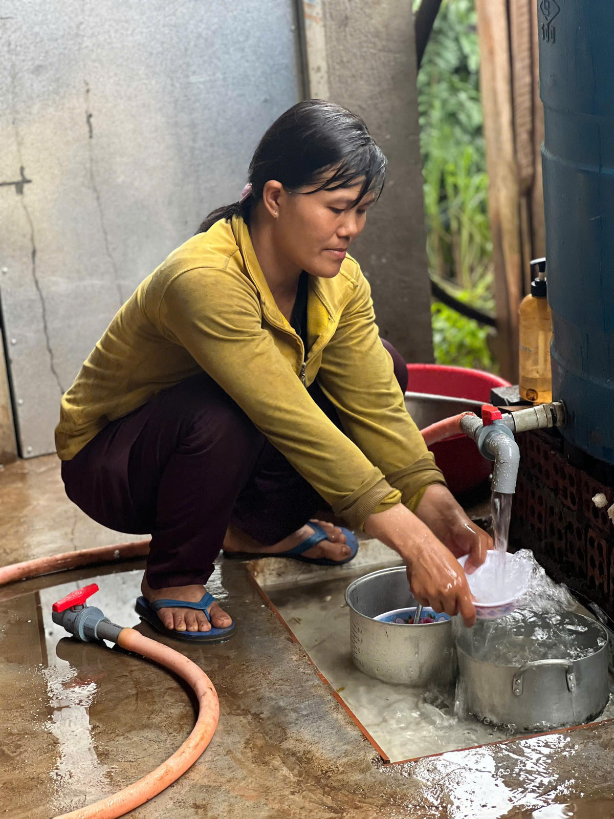 Người dân phấn khởi vì nhờ nguồn vốn vay của Ngân hàng chính sách xã hội mà gia đình đã có nước sạch về tận nhà.
