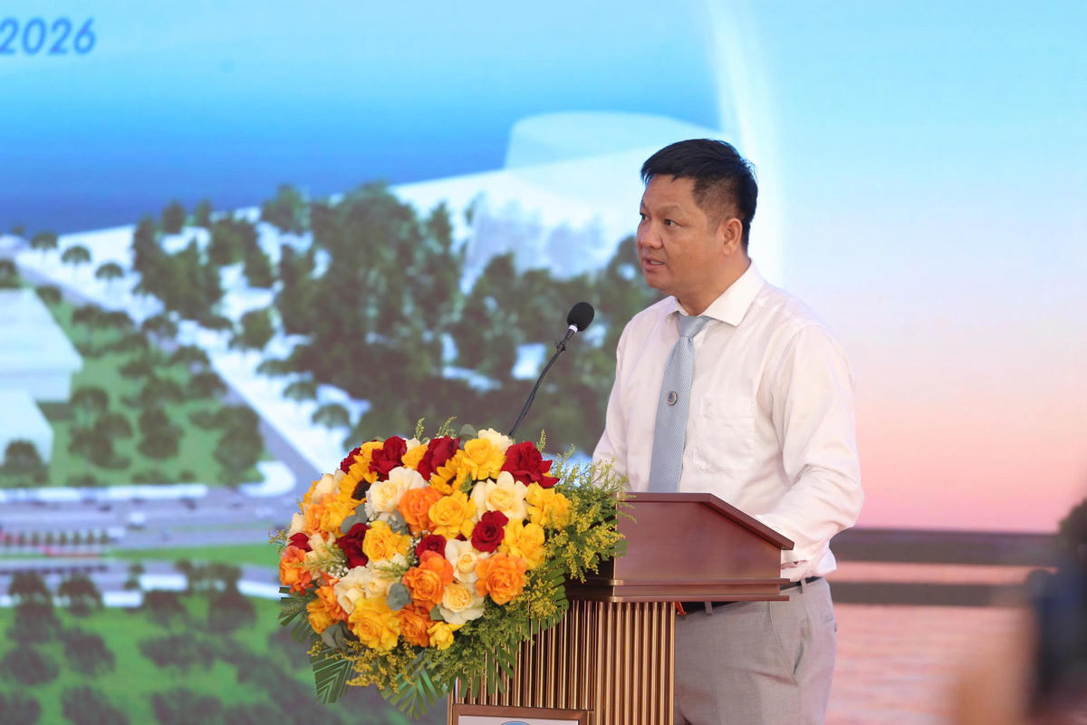 Ông Nguyễn Văn Châu, Phó Tổng Giám đốc Công ty TNHH Đầu tư Xây dựng DACINCO, đại diện các nhà thầu 2 dự án phát biểu. Ảnh: Nguyễn Tú.