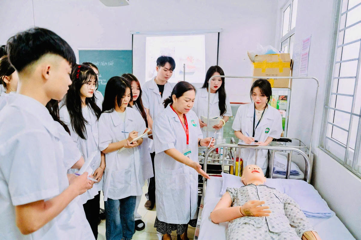 Sinh viên Khoa Y Dược VCI thực hành trên mô hình mô phỏng.