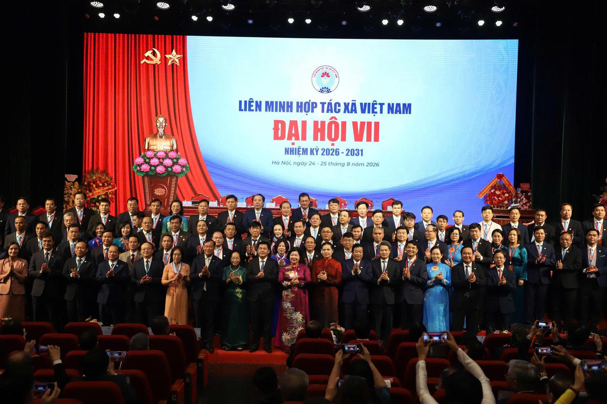 Ban Chấp hành khóa mới Liên minh HTX Việt Nam ra mắt Đại hội. Ảnh: PV