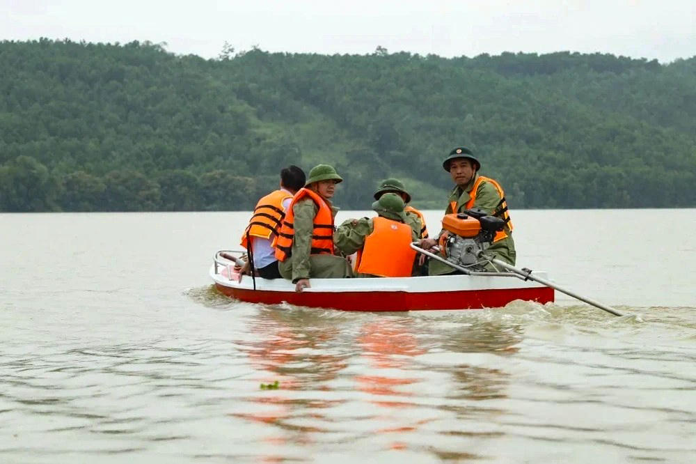 Đoàn công tác do Phó Bí thư Tỉnh ủy, Chủ tịch Ủy ban MTTQ tỉnh dẫn đầu đi thuyền vào thăm người dân vùng lũ Vân Du, Thạch Bình. Ảnh: Đỗ Đức