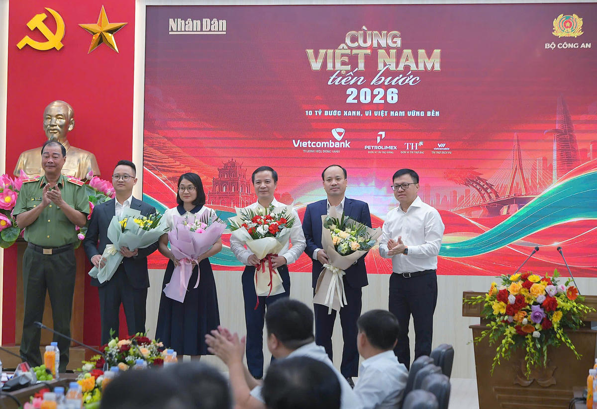 Đại diện BTC tặng hoa các đơn vị đồng hành Cùng Việt Nam tiến bước.