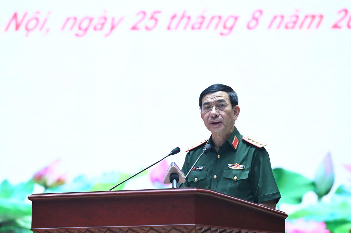 Đại tướng Phan Văn Giang, Phó Thủ tướng Chính phủ, Bộ trưởng Bộ Quốc phòng phát biểu chỉ đạo hội nghị. Ảnh: Trọng Hải