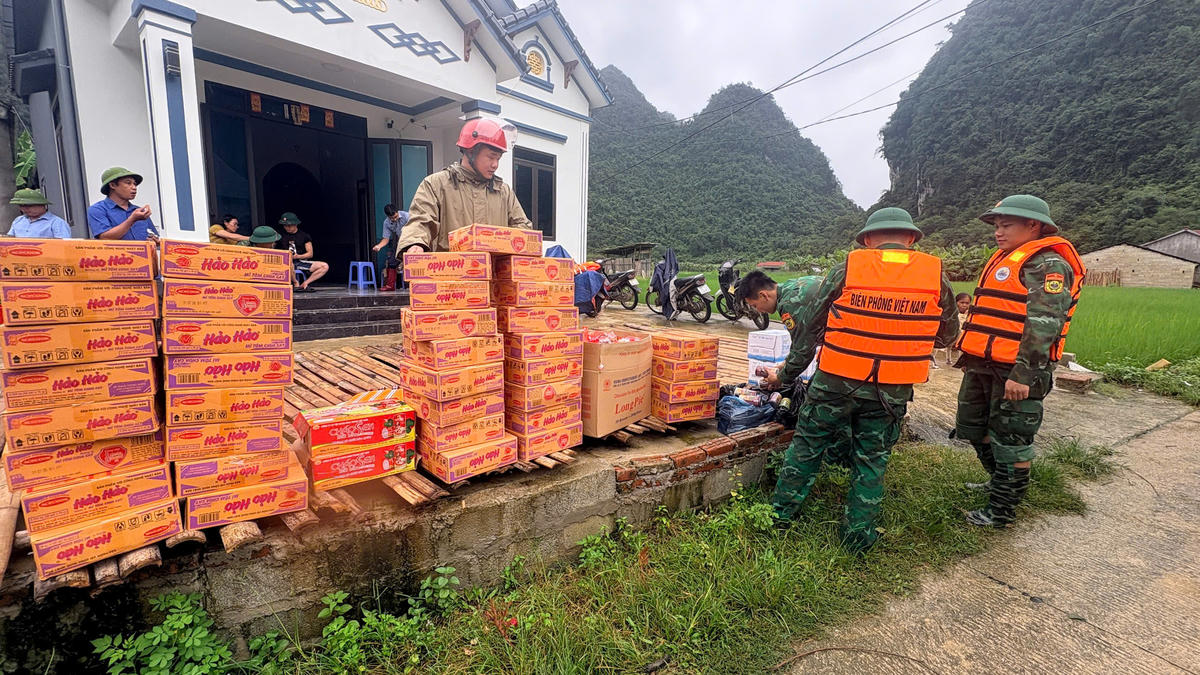 Bộ đội Biên phòng Lạng Sơn sát cánh cùng người dân vùng lũ