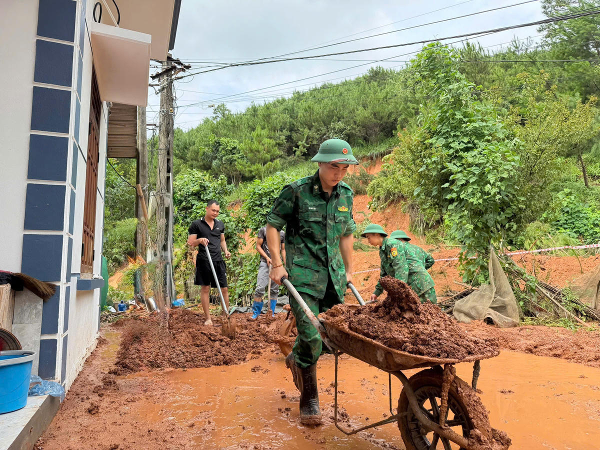 Bộ đội Biên phòng Lạng Sơn sát cánh cùng người dân vùng lũ