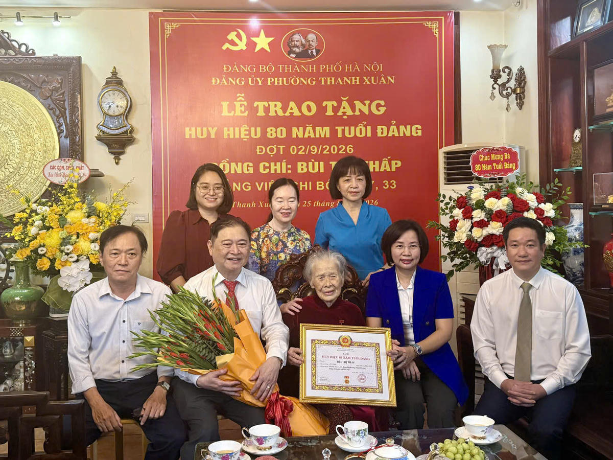 Chủ tịch Ủy ban MTTQ Việt Nam thành phố Hà Nội Bùi Huyền Mai trao Huy hiệu 80 năm tuổi Đảng tặng cụ Bùi Thị Thấp. Ảnh: PV