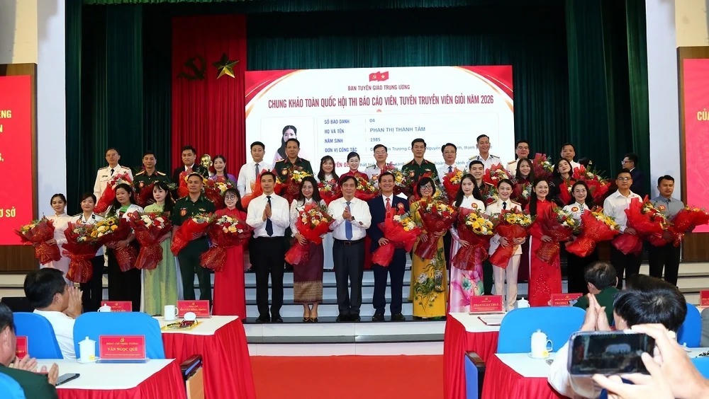 Ông Phan Xuân Thủy và ông Nguyễn Hồng Phong tặng hoa cho các thí sinh. Ảnh: Quốc Hương