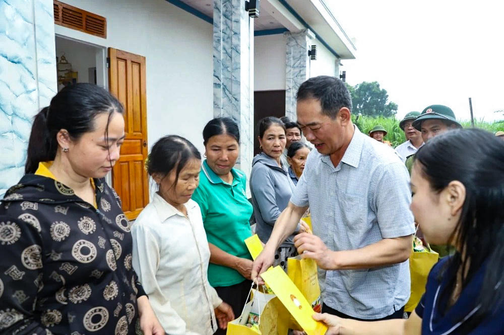 Ông Trịnh Tuấn Sinh tặng quà 10 hộ dân đang bị cô lập ở thôn Tân Thành, xã Vân Du. Ảnh: Đỗ Đức