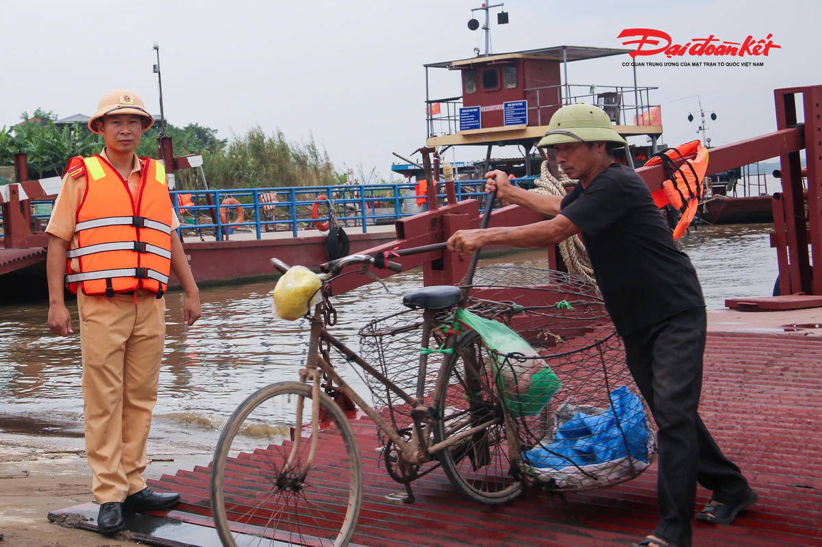Cùng với thực hiện nhiệm vụ chuyên môn, cán bộ, chiến sĩ trực tiếp xuống các khu dân cư trên sông, thăm hỏi, nắm bắt khó khăn và kịp thời hỗ trợ người dân khi cần thiết.
