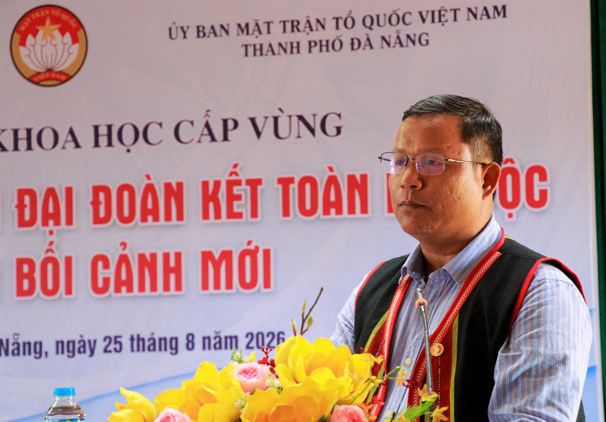 Ông Hồ Văn Liên, Chủ tịch Ủy ban MTTQ Việt Nam xã Trà Leng trình bày tham luận. Ảnh: CĐ.