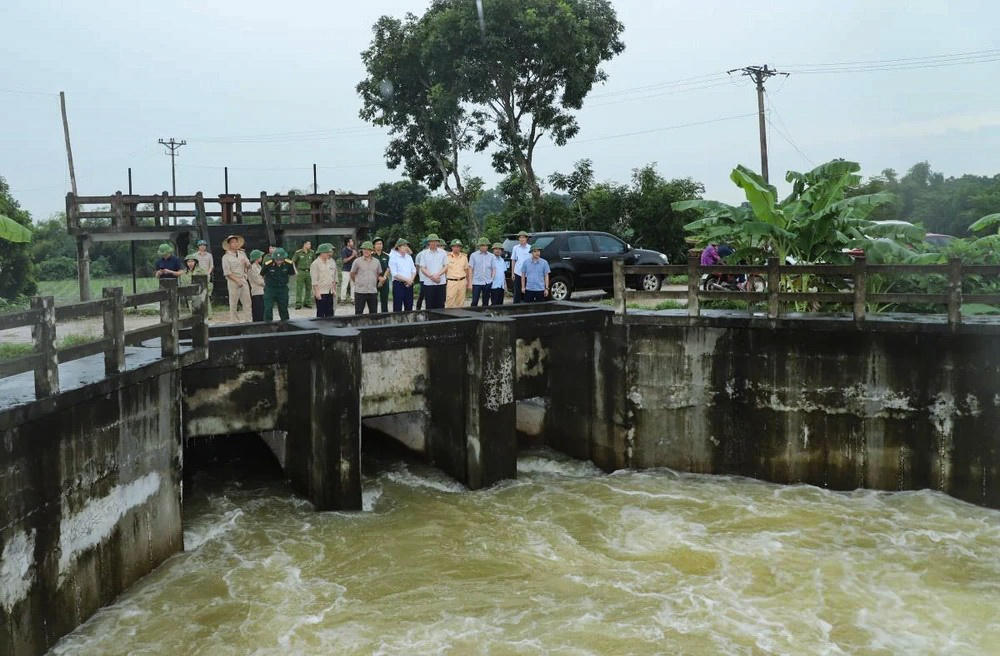 Ông Trịnh Tuấn Sinh kiểm tra công tác vận hành tiêu úng và tại trạm bơm tiêu Hón Sâm, xã Thạch Bình. Ảnh: Đỗ Đức