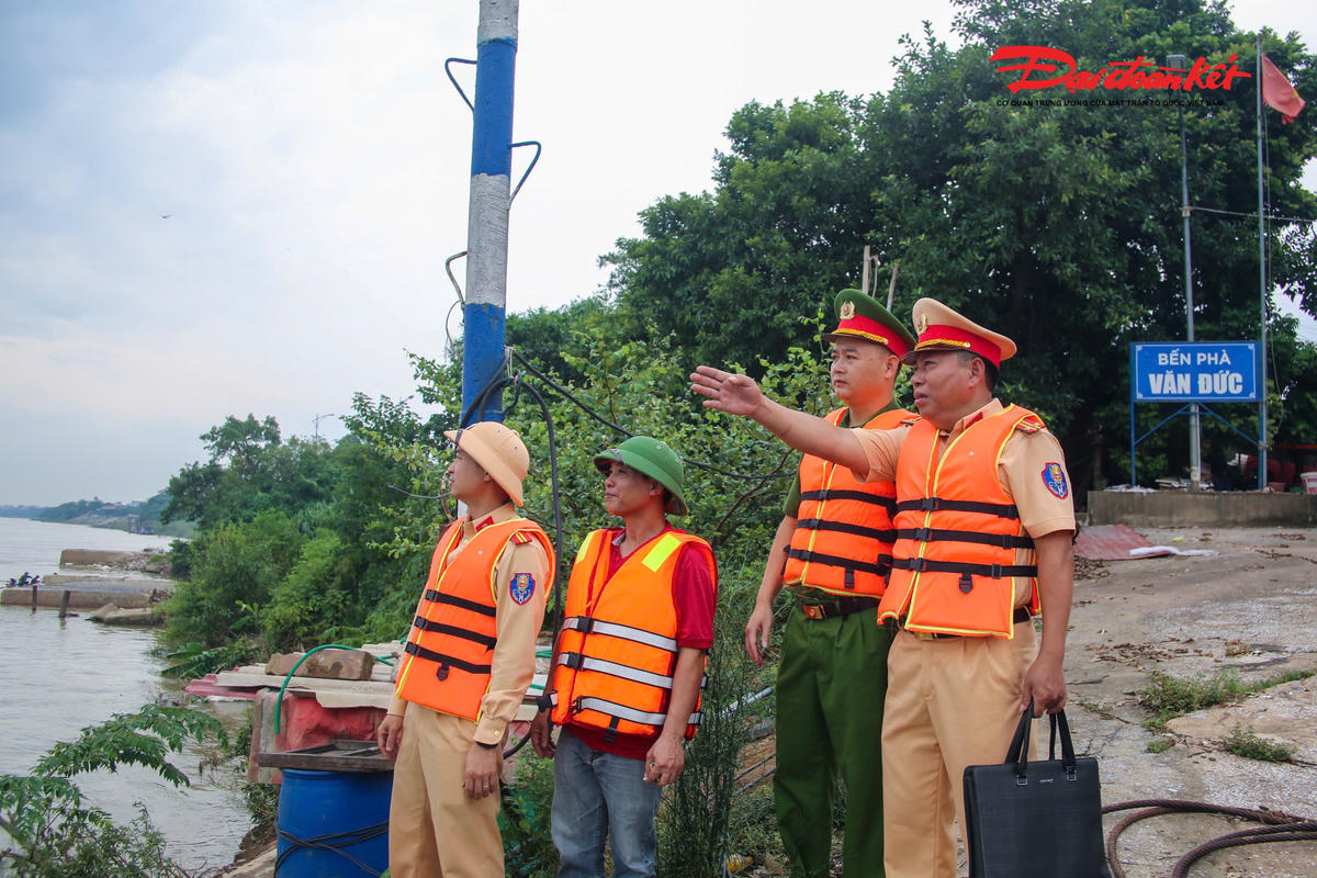 Đại diện Công an xã Bát Tràng cho biết, việc phối hợp với lực lượng Cảnh sát đường thủy kiểm tra, nắm tình hình tại khu vực ven sông, bến đò và các vạn dân cư giúp địa phương chủ động hơn trong công tác phòng ngừa, ứng phó với thiên tai.