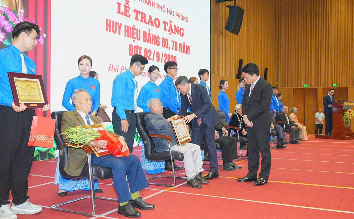 Thủ tướng Chính phủ trao Huy hiệu Đảng tặng đảng viên lão thành. Ảnh: ĐT.