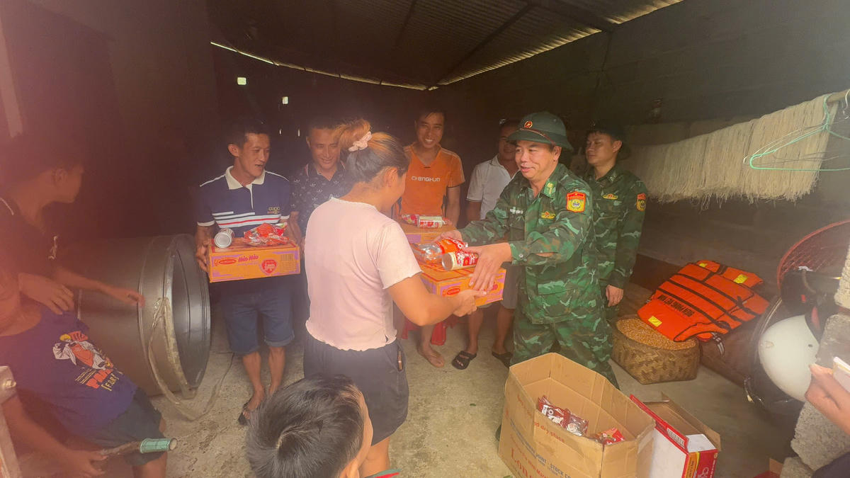 Bộ đội Biên phòng Lạng Sơn sát cánh cùng người dân vùng lũ