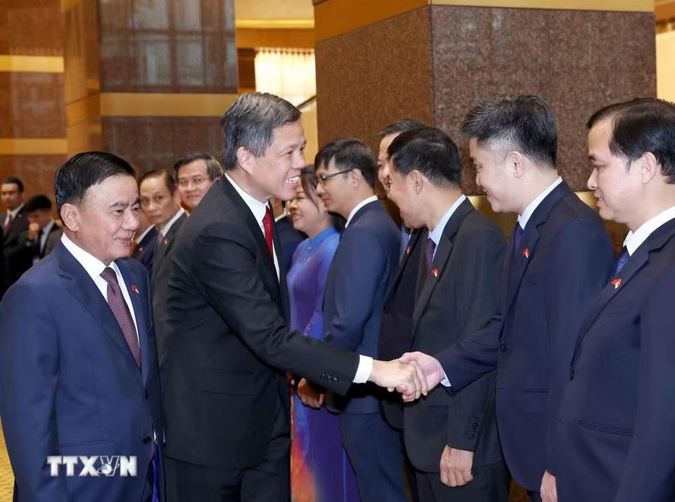 Thường trực Ban Bí thư Trần Cẩm Tú giới thiệu thành viên đoàn cấp cao Việt Nam với Phó Tổng Thư ký Đảng Hành động Nhân dân Singapore, Bộ trưởng Bộ Quốc phòng kiêm Bộ trưởng Điều phối dịch vụ công Chan Chun Sing. (Ảnh: Phương Hoa/TTXVN)
