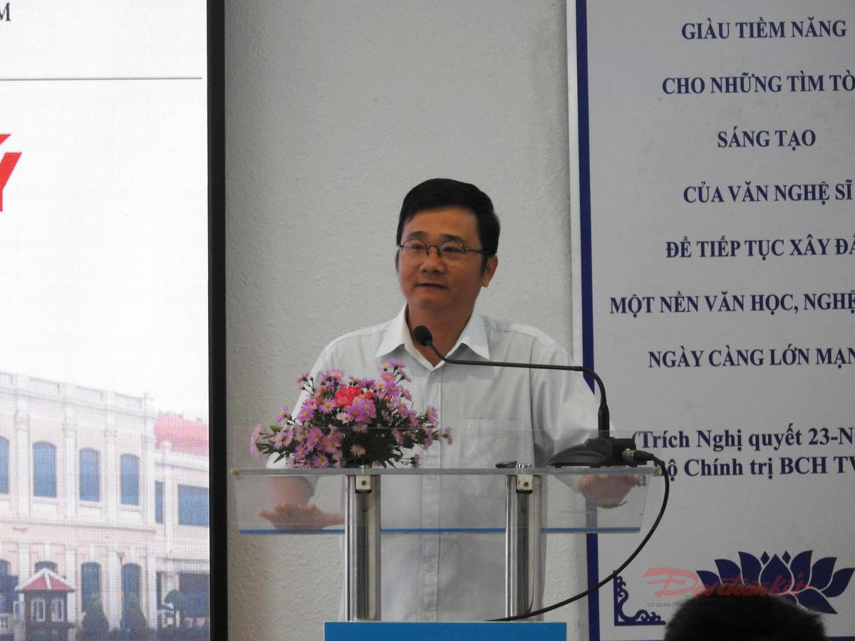 Nhà thơ Lê Thiếu Nhơn, đại diện Ban Giám khảo cuộc thi phát biểu. Ảnh: T.Luân.